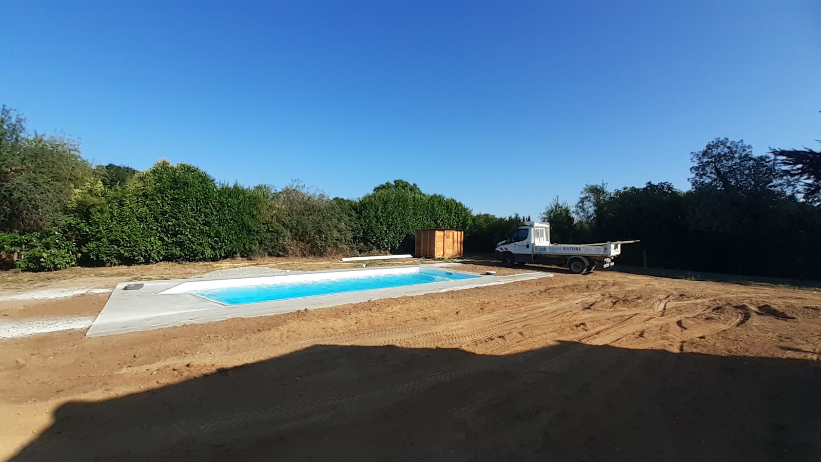 Piscine équipée d'un abri mi-haut FLUIDRA