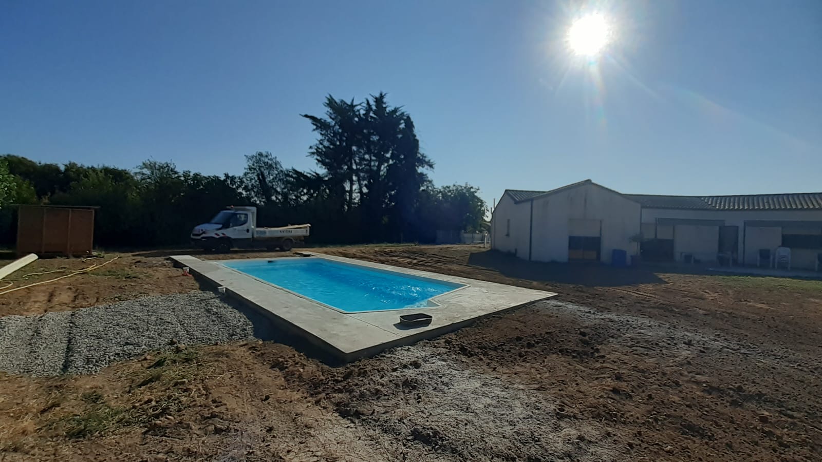 Piscine avec dallage travertin beige