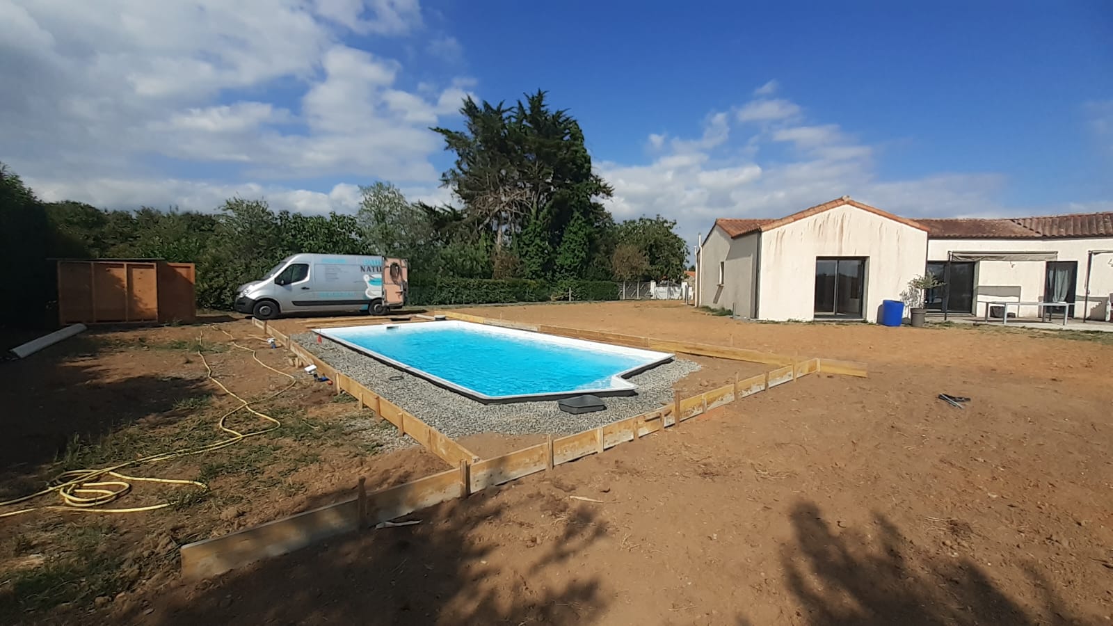 Piscine coque polyester avec terrasse béton