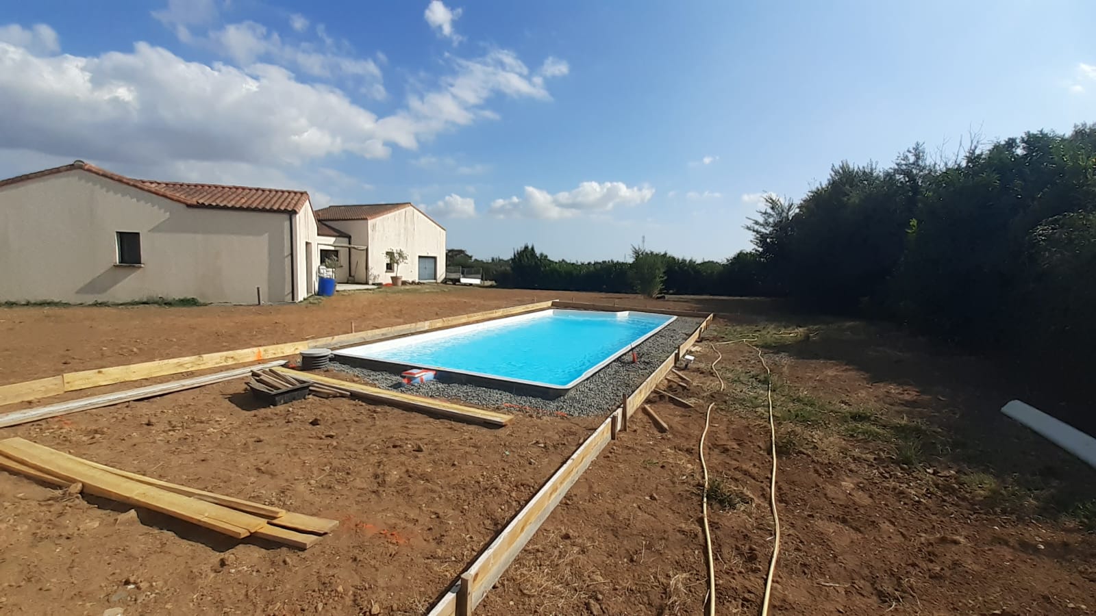 Piscine polyester 10x4,20 en cours d'installation