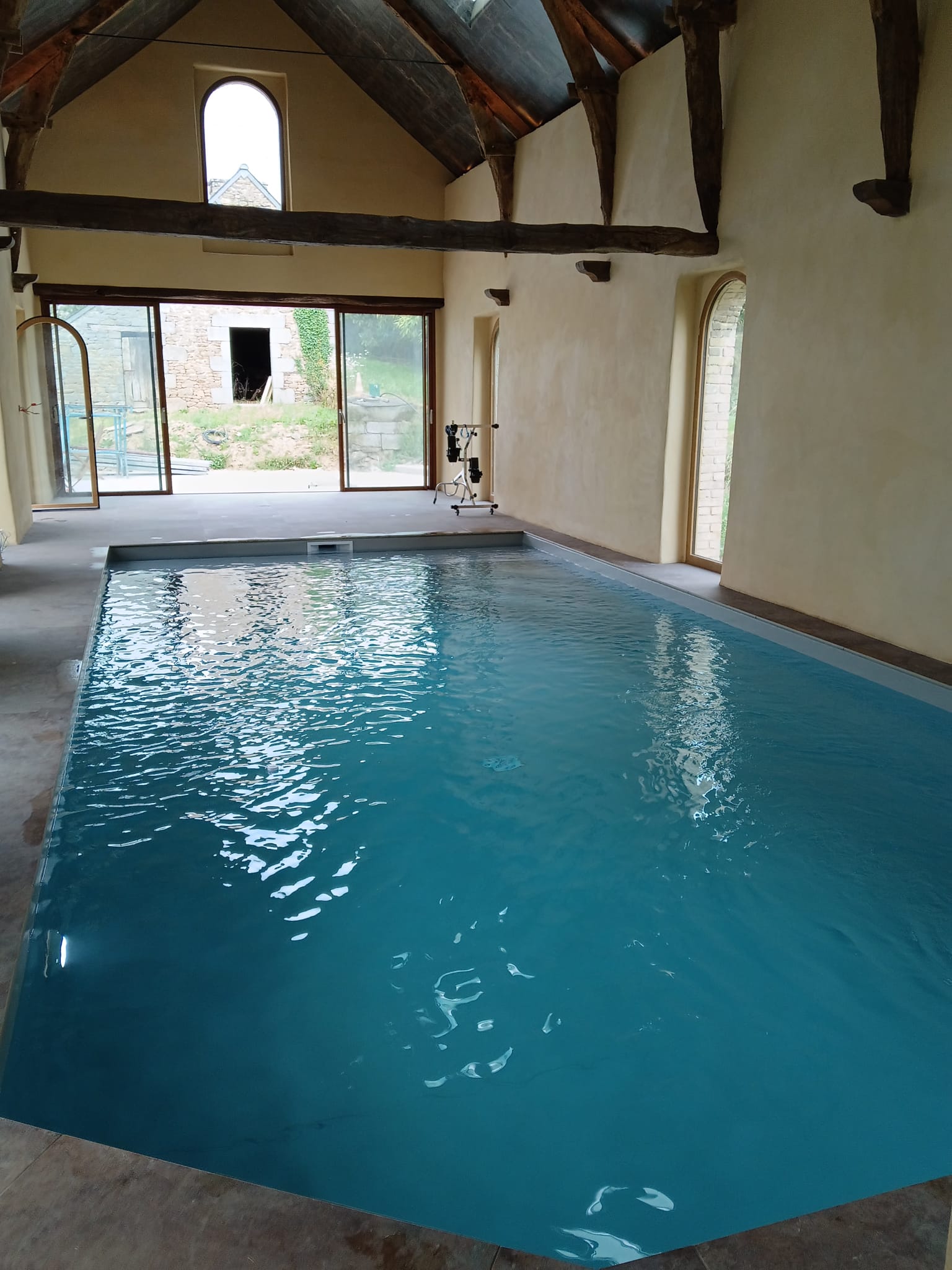 Piscine intérieure sous verrière avec volet immergé Bretagne