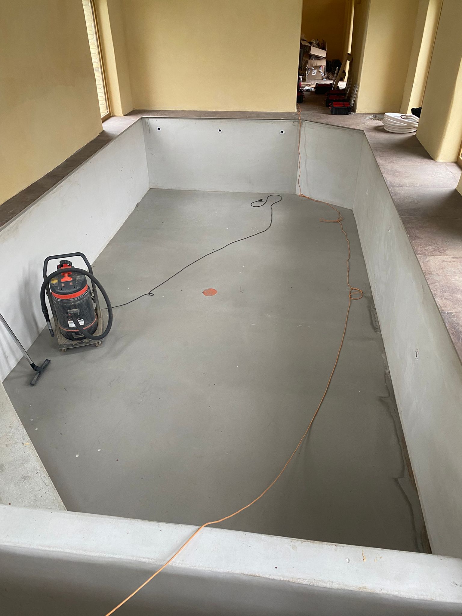 Structure béton piscine intérieure 9x4 construite par le client Saint-Malo