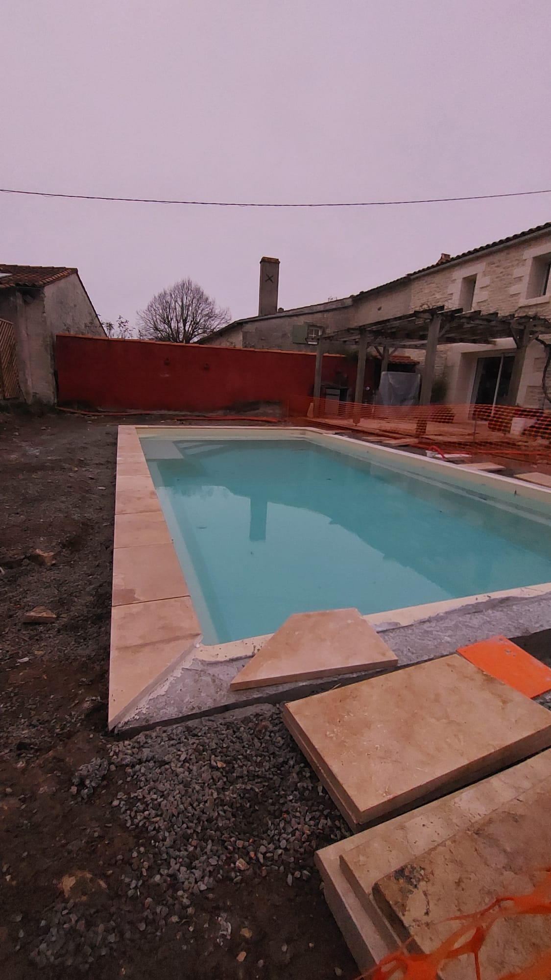 Pose des margelles en travertin beige
