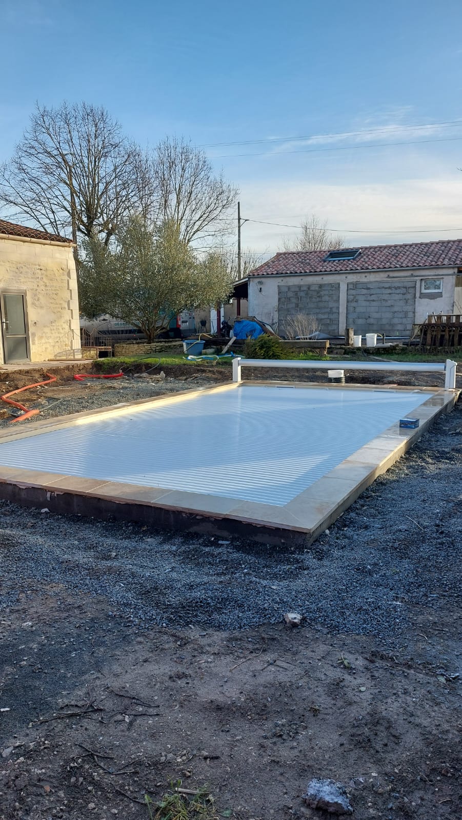 Piscine finie avec volet de sécurité déroulé