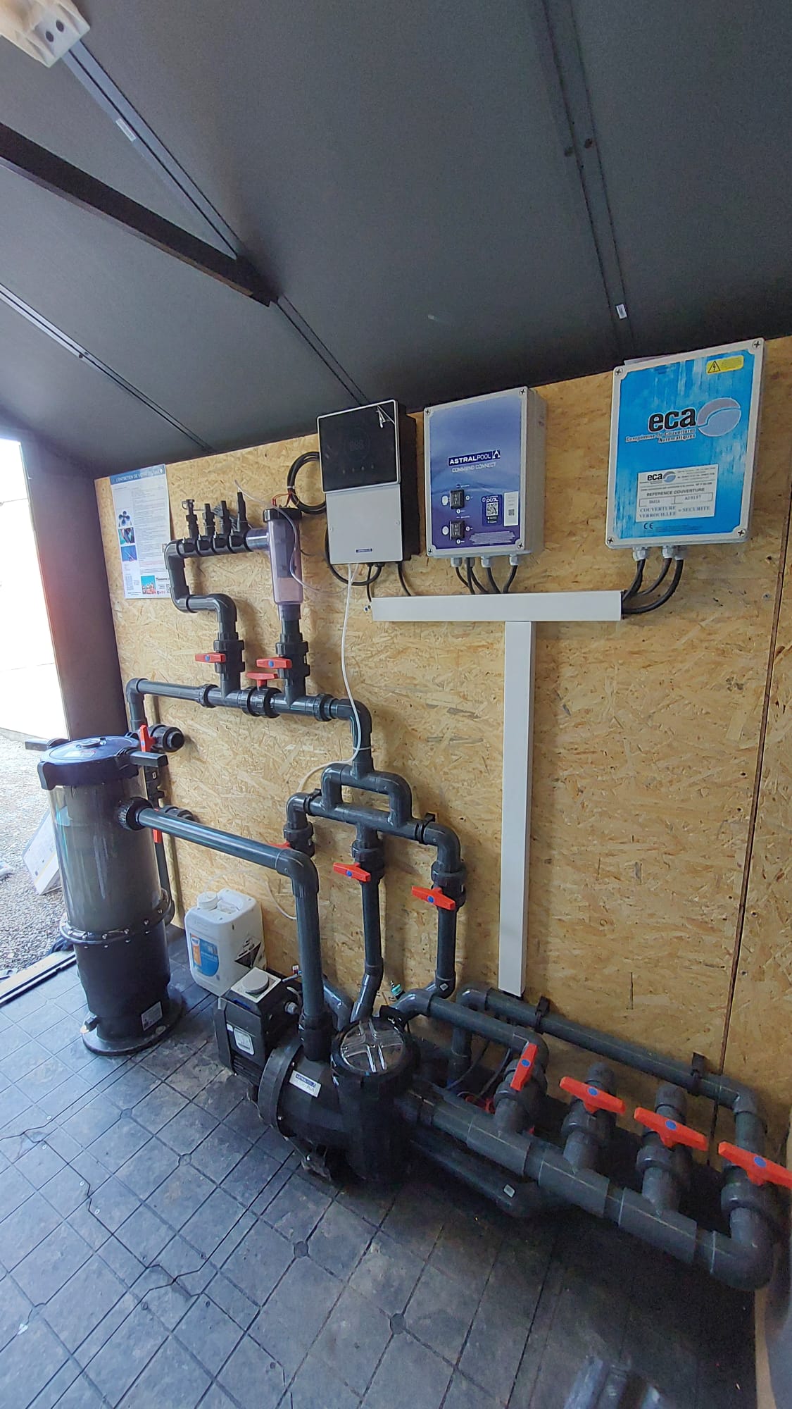 Local technique et coffret de commande